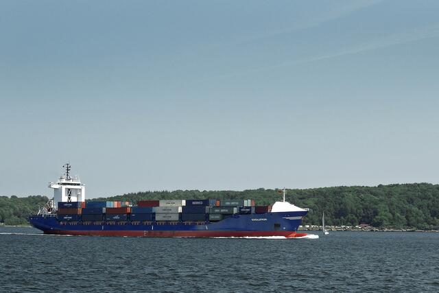 Containerschiff auf der Förde