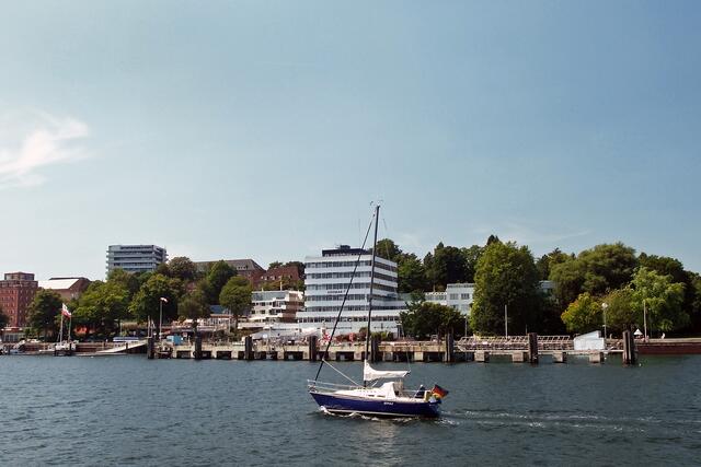 Am Westufer das Leibniz-Institut für Meereswissenschaften (IFM GEOMAR)