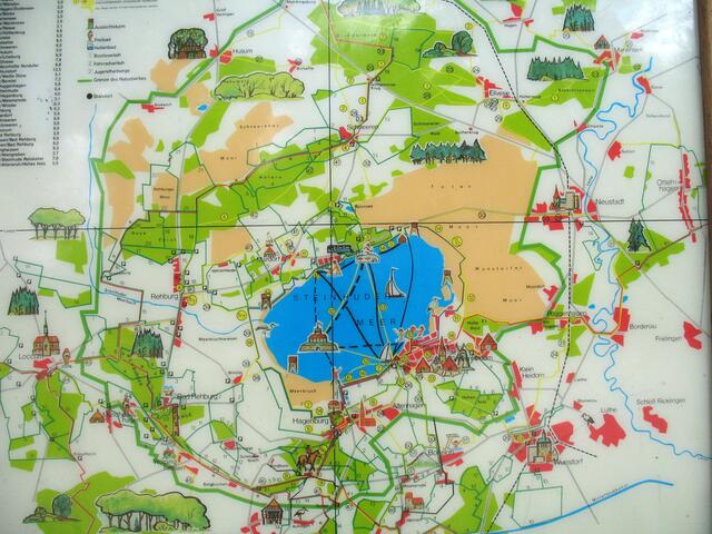 Ein Überblick: Rechts unten Wunstorf. Östlich des Sees das Tote Moor. Am Südufer Steinhude, am Nordufer Mardorf. Links am Bildrand die Rehburger Berge und Kloster Loccum.