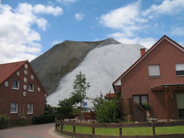 Häuser und Halde liegen nicht weit auseinander.