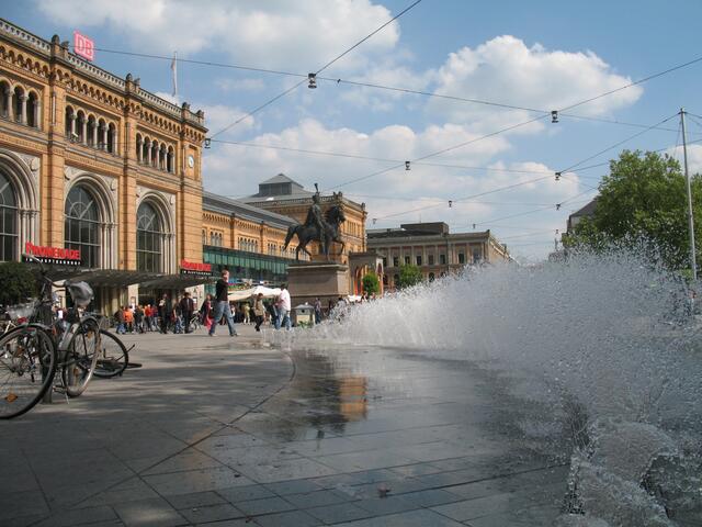 Man kann mit der Bahn nach Neustadt oder Wunstorf fahren und die Radtour dort beginnen. Wir starten jedoch direkt in Hannover.