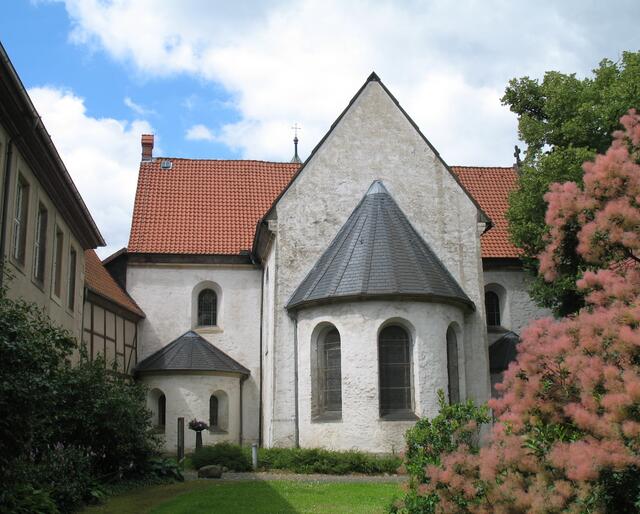 Der Bau ist in Form einer Basilika entstanden.