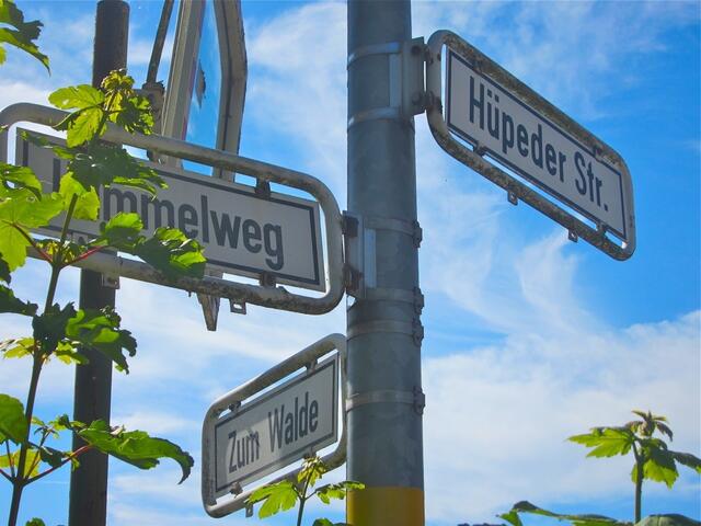 Am "Hummelweg" war der Mähdrescher, auf der Straße "Zum Walde" geht es zum Wanderweg und auf der "Hüpeder Straße" geht es für mich nach Hause