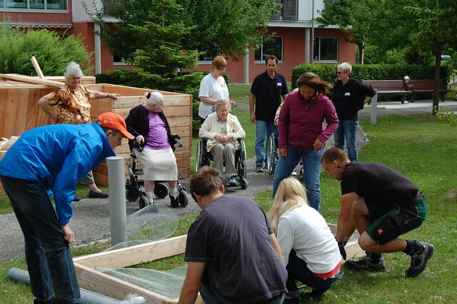 Die Heimbewohner zeigten ihr Interesse an den neuen Hochbeeten, indem sie trotz starken Windes beim Aufbau zusahen.