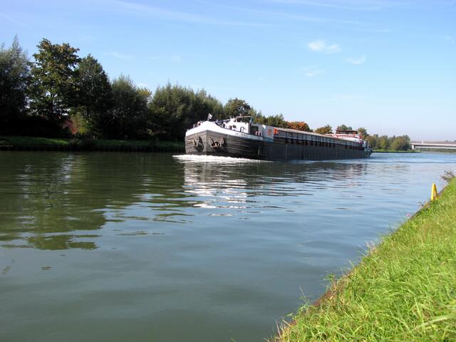 Bald darauf erreichen wir den Mittellandkanal, der das längste künstliche Gewässer Deutschlands ist.
