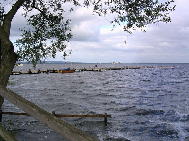 Es ist noch morgens, als wir unser Ziel, das Steinhuder Meer, erreichen. Es weht eine steife Briese.