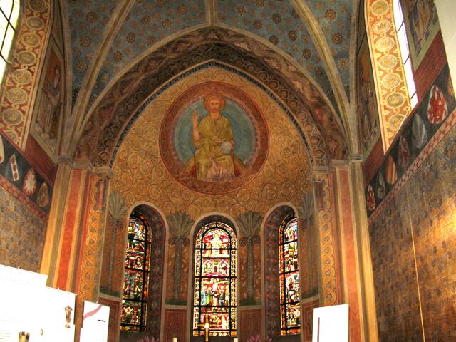 Die herrlichen Wandmalereien entstammen allerdings neuerer Zeit. Im 19. Jahrhundert hat sie derselbe Maler durchgeführt, der auch die Marienburg verziert hat.