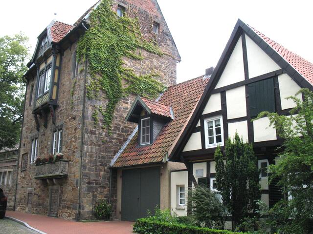 So auch das wohl älteste Wohnhaus der Stadt, im Vordergrund. Der Natursteinbau dahinter ist nicht viel jünger...