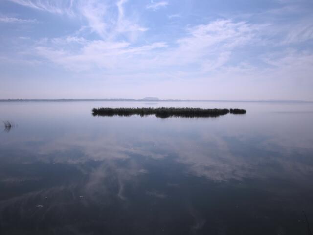 Der Wind hat sich gelegt. Der See ist wie ein Spiegel. Gegenüber erkennt man die Kalihalde von Bokeloh.