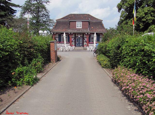 zum Vereinslokal, rechts u. links Kleingärten
