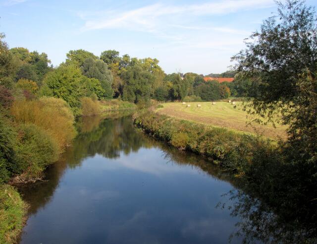Wir überqueren erneut die Leine. Im Hintergrund das rote Dach des Klosters Marienwerder.