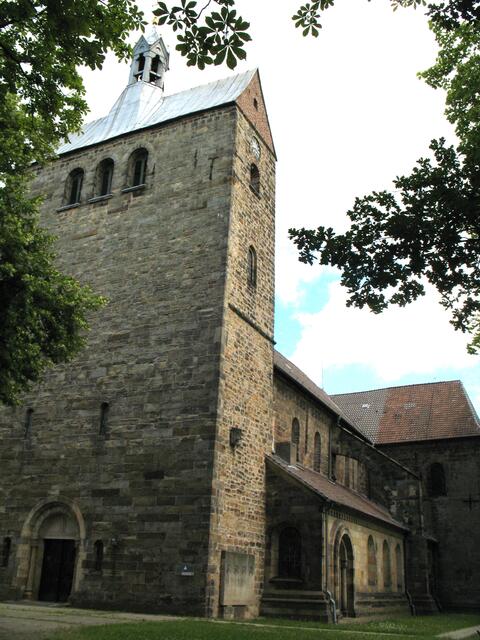 Noch älter ist die Stiftskirche. Ihre ältesten Teile stammen aus dem 11. Jahrhundert. Doch schon Mitte des 9. Jahrhunderts gab es hier ein Kloster.