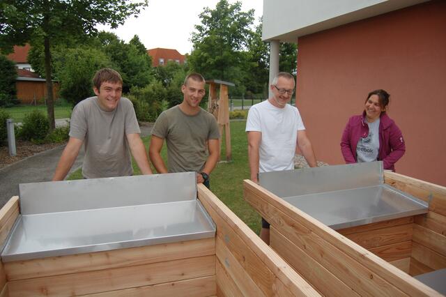 Die Technik-Schüler Johannes König und Phillip Lechner zeigten sich stolz vor ihren selbstentworfenen Hochbeeten - gemeinsam mit ihren Lehrkräften.