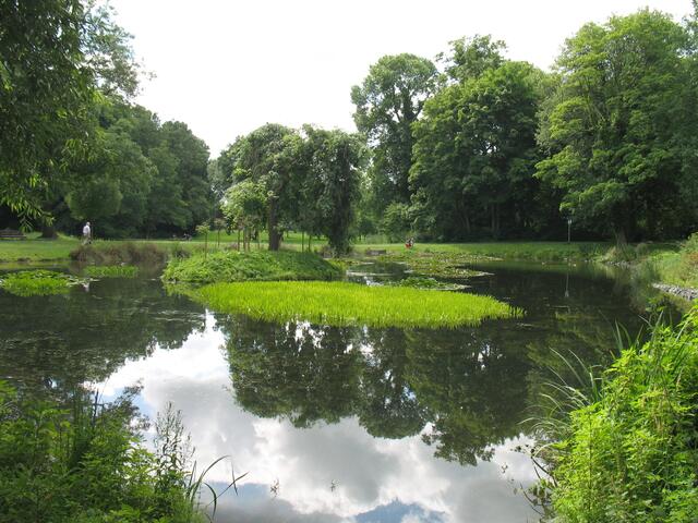 Dahinter breitet sich die schöne parkähnliche Landschaft des Hinüberschen Gartens aus. Er ist einer der ältesten Englischen Gärten Deutschlands.