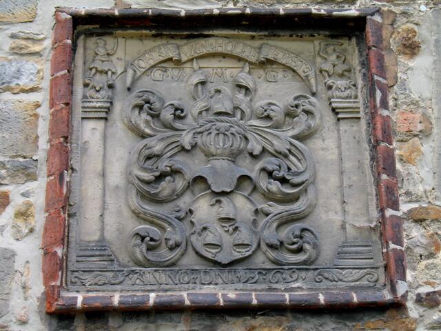 ...wie es dieses Wappen an der Fassade zeigt.