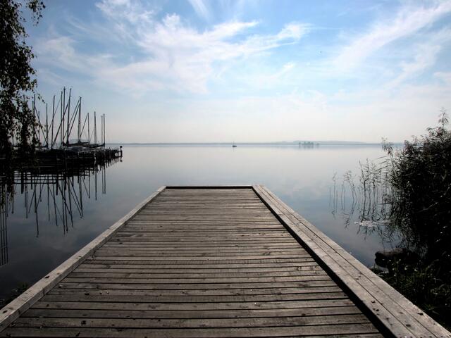 Einfach mal auf den Steg setzen und die Beine ins Wasser baumeln lassen. Oder auch hineinspringen.