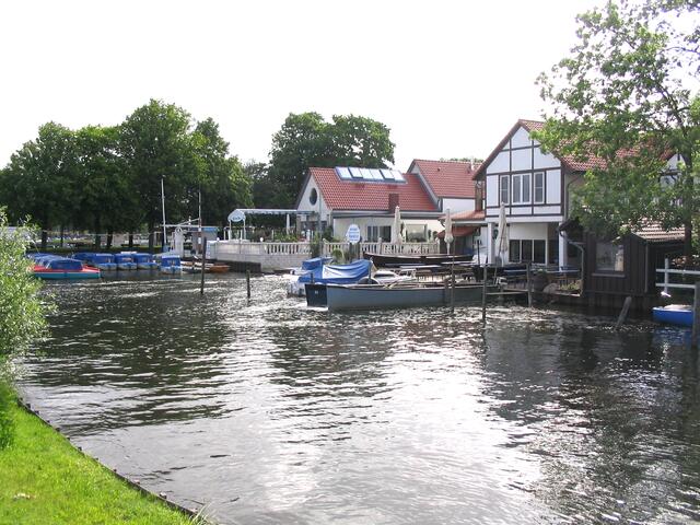 Noch wartet der schöne Ort auf den Touristenansturm, der am Wochenende unweigerlich erfolgen wird. Am Kanal zwischen dem See und der Uferpromenade.