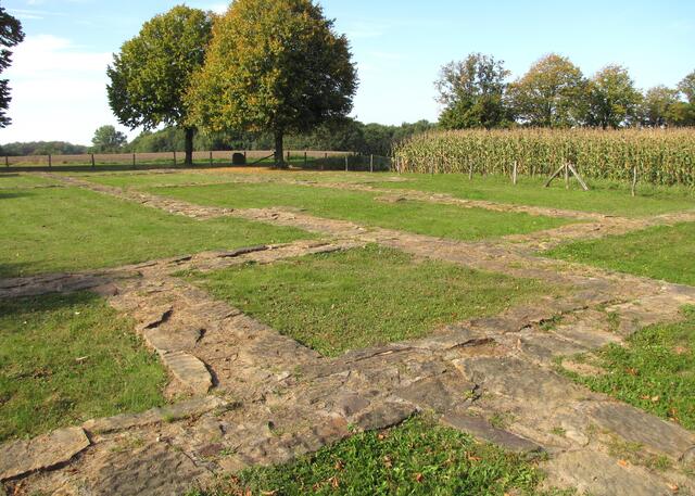 Doch die einzelnen Räumlichkeiten kann man sich gut vorstellen. Über dem Quadrat im Vordergrund befand sich die kleine Kirche.