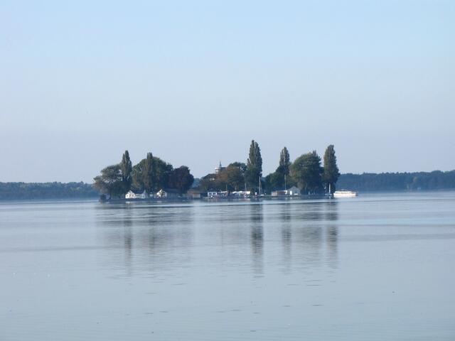 Zum Beispiel zur Festung auf dem Wilhelmstein. Mit Auswandererbooten schippert man hinüber.