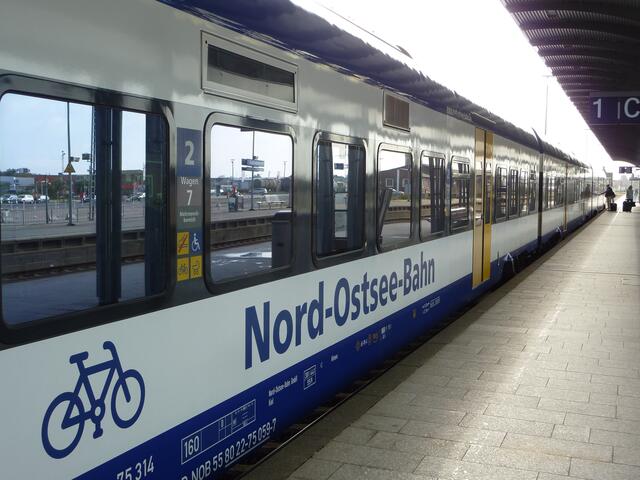 Meine Reise führte mich von Westerland/Bahnhof aus nach SEEBÜLL mit der Nord-Ostsee-BAHN: sehr zu empfehlen - siehe Bilderserie Zug & Klanxbüll: Man erwirbt ganz einfach eine Fahrkarte ... werner hahn bild