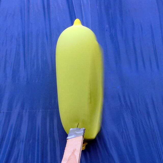 Diesen gelben Ballon habe ich mit Sand gefüllt und dann mit einer Lanze angepiekt - sieht nicht so elegant aus.