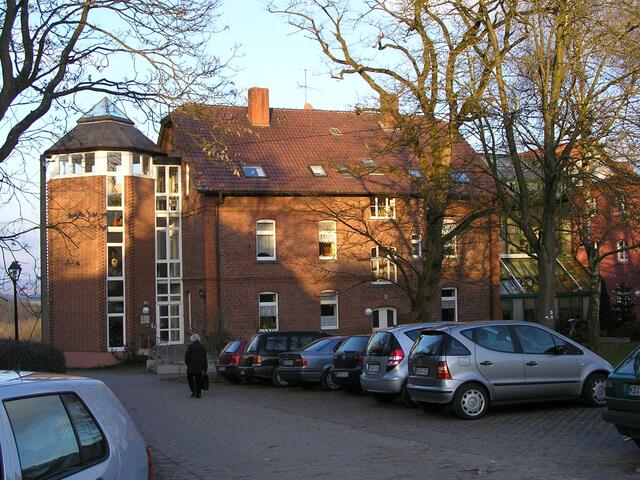 über 60 Jahre Alten- und Pflegeheim - das Brunnenhaus am Schloß mit seinem markanten Treppenturm