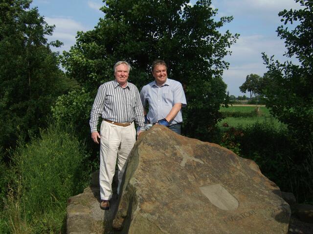 Ihmestein mir Horst Schmiedchen und Regionspräsident Hauke Jagau