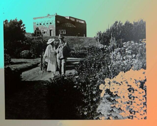 ERINNERUNG an NOLDE & seinen GARTEN ... Zauberhaft: Werner Hahn: Performance - Statt zur dOCUMENTA (13) (=DOGumenta 13 - CCB, BakargieviADE / letzte LEIFELDiADE) in EMIL NOLDEs GARTEN (Nolde Stiftung Seebüll (Museum)): Kleinod GARTEN-Kunstwerk als GEMÄLDE - kulturell ... evolutionär ... ENR
