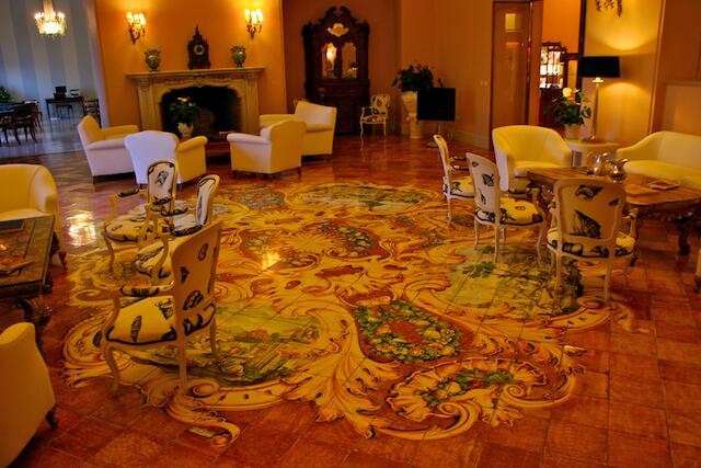 Der edle Majolika-Fußboden in der „Albergo della Regina Isabella“ in Lacco Ameno