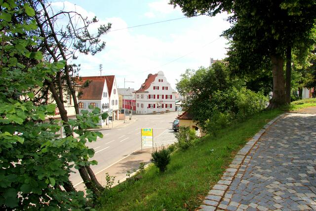 am Aufweg zum Schloß, mit Blick auf die Dillingerstraße und das renovierte Rudharthaus