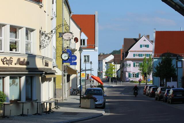 an der Hauptstraße, das alt eingesessene und bekannte Cafe Madlon