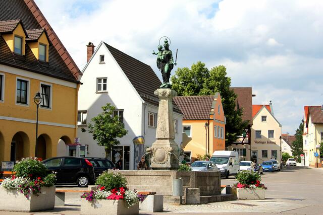 Blick zum Marktplatz und Thürheimer Tor mit Marienbrunnen.