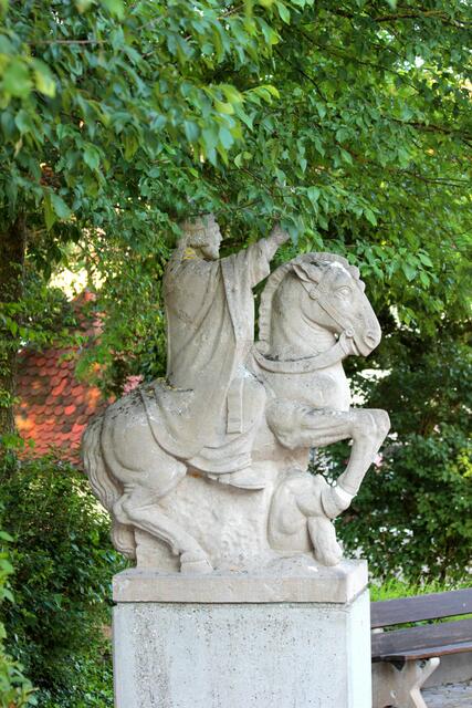 Bischof Ulrich Skulptur am Wertinger Kriegerdenkmal