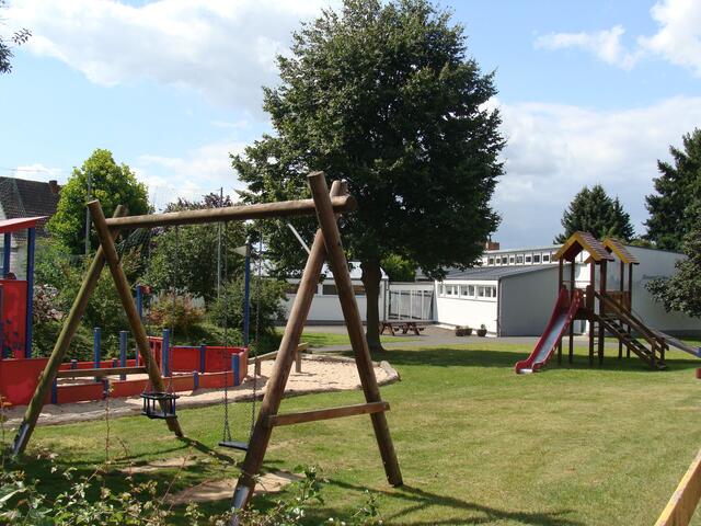 Kinderspielplatz mit ev. Gemeindezentrum