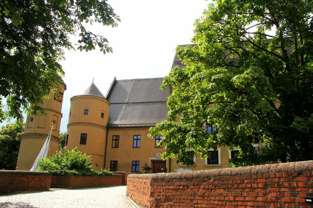 die Auffahrt zum Schloss