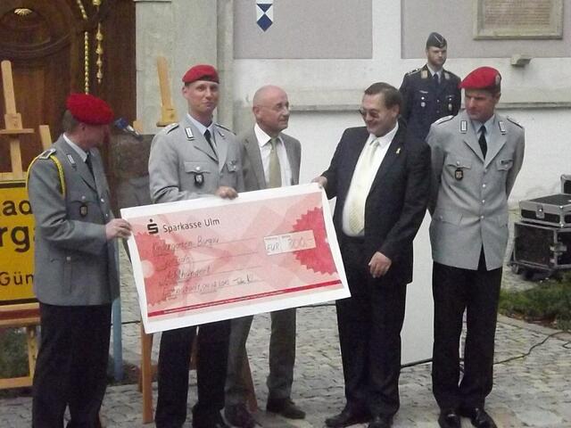 Scheckübergabe von 800€ für den Burgauer Kindergarten