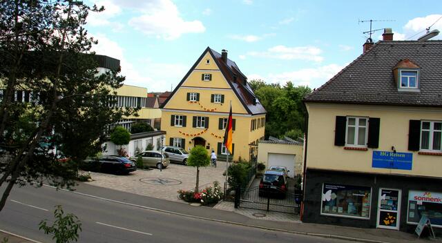 Geschäfte und Arztpraxis (schön dekoriert, während der EM) an der Schulstraße