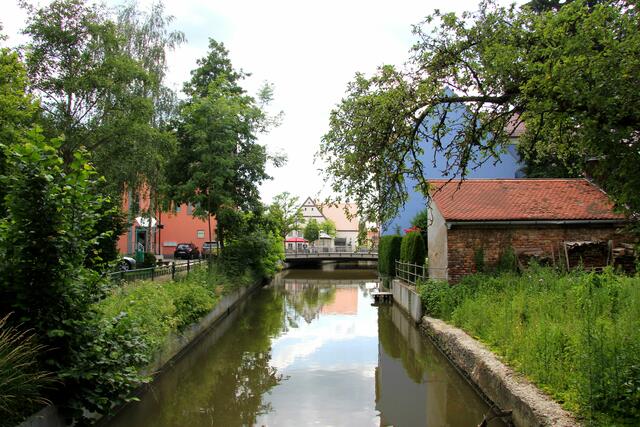 Blick von der Mühle, Richtung Süden auf die Zusambrücke an der Hauptstraße