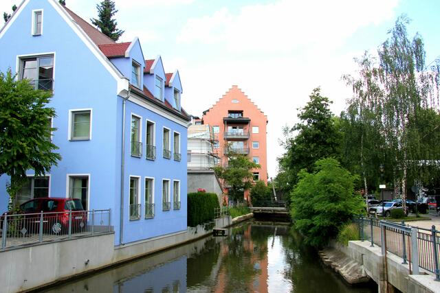 Blick von der Zusambrücke auf die in ein Wohnhaus umgebaute alte Mühle Richtung Norden