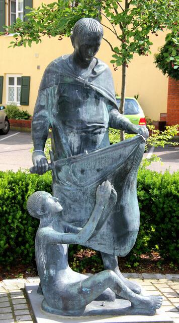 Diese St. Martin's Skulptur steht vor einer Wertinger Bank