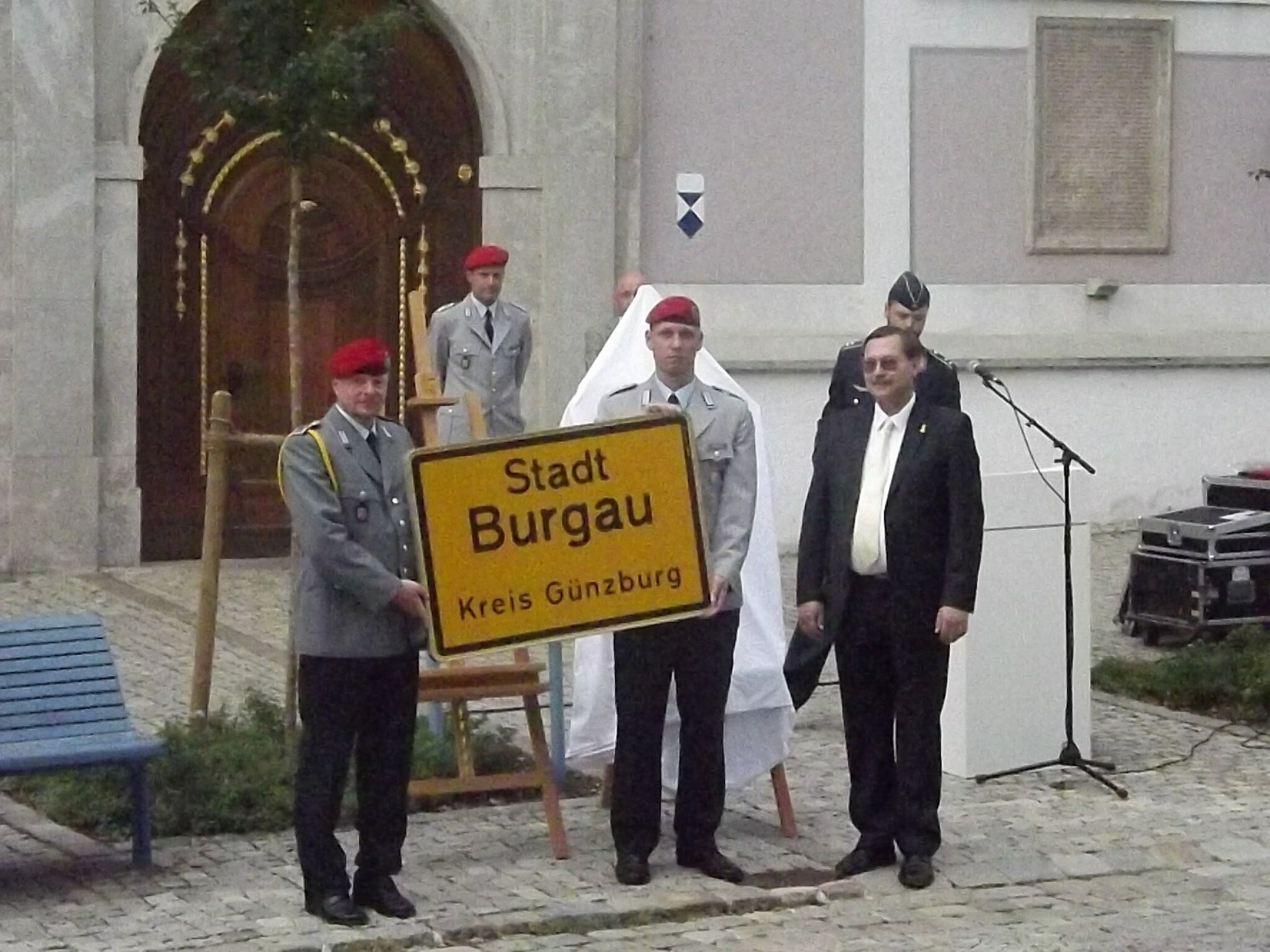 Bundeswehr verabschiedet sich von Burgau- Spende für den Burgauer