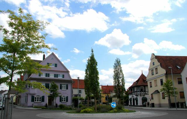 am neuen Wertinger Kreisel links die  Augsburgerstraße und rechts die Laugnastraße