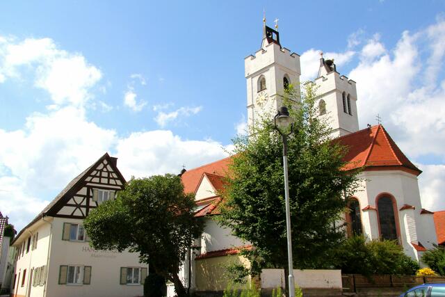 Die Stadtpfarrkirche St. Martin, die einzige zinnengekrönte Doppelturmkirche Deutschlands.