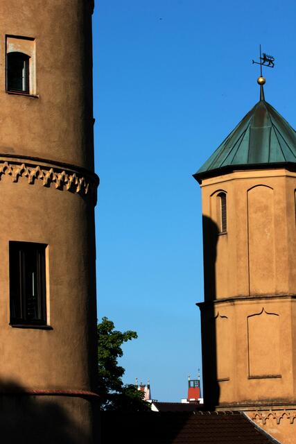 im Hintergrund des Wertinger Schlosses kann man die Kirche erkennen