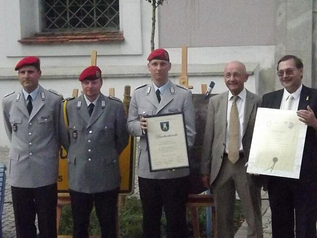 Bei der Übergabe der Urkunden. Mit Urkunden ganz Rechts Bürgermeister Barm, sowie Kompaniechef Thorsten Haisch.Im Bild MDL. Alfred Sauter
