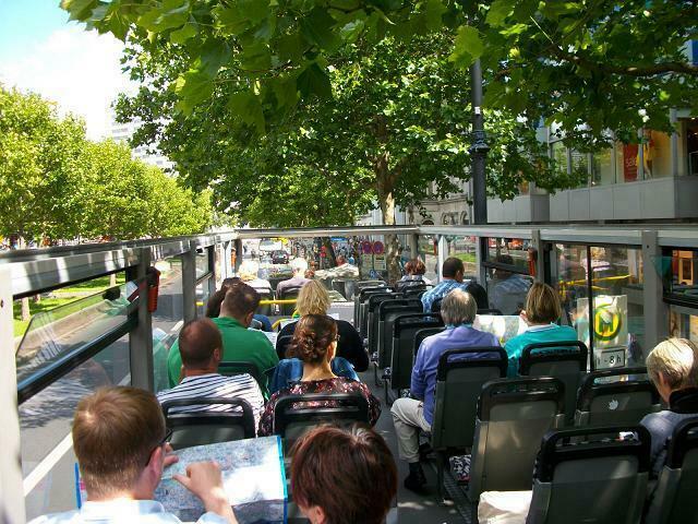 oben ohne durch Berlin im Doppeldecker