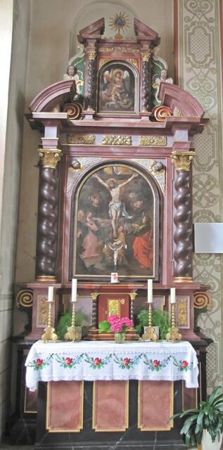 Der heutige Nebenaltar befand sich schon in der im Jahre 1838 wegen Baufälligkeit geschlossenen Kirche.