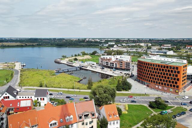 An der Unterwarnow führt eine schmale Brücke über das Ludewigbecken zum „Karavelle-Quartier“ auf der Rostocker Holzhalbinsel.