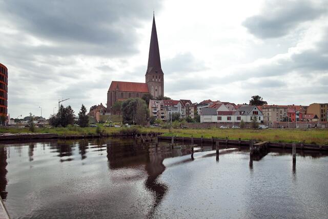 Sichtachse vom Ludewigbecken an der Unterwarnow zur Petrikirche