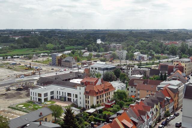 Blick vom Petriturm auf die Warnower Straße, die Kassebohmer Wiesen und die Warnow, die vom Mühlendamm überquert wird.